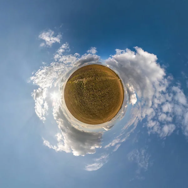 小行星变换的球面全景360度 球状抽象的空中景观在战场上与令人敬畏的美丽的云 空间的曲率 — 图库照片