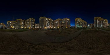 Eksiksiz küresel hdri gece panoraması 360, çok katlı binaların boş caddesinde, pencereleri eşit dikdörtgen projeksiyonla aydınlatılmış. Sosyal uzaklık kavramı. Karantina