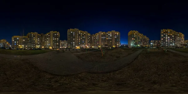 全天候无缝球状赫德里夜景360在多层建筑住宅区的空旷街道上 窗户中的光线呈等长方形投影 社会疏远的概念 — 图库照片