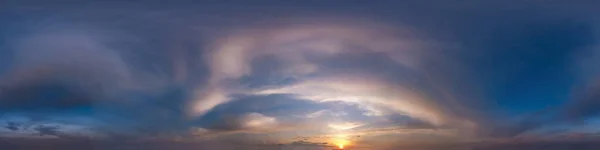 Dunkelblauer Himmel Vor Sonnenuntergang Mit Wunderschönen Wolken Nahtlose Hdri Panorama — Stockfoto