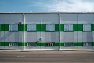 Turuncu tarzda modern atık geri dönüşüm fabrikası imalatı. Ayrı çöp toplama yeri. Daha fazla atık için geri dönüşüm ve depolama. 
