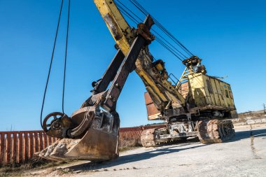 Kocaman, paslı, terk edilmiş maden kazıcı.