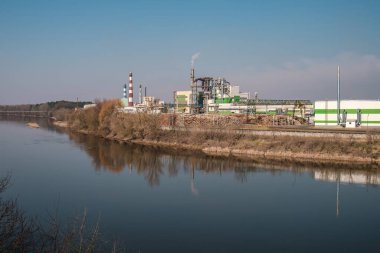 Nehir kenarındaki kereste fabrikası boruları. Hava kirliliği konsepti. Endüstriyel arazi çevresel kirlilik termik enerji santralinin atıkları