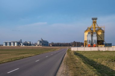 Tarımsal ürünlerin, unun, tahılın ve tahılın temizlenmesi ve depolanması için tarım işleme ve imalat tesisi ve gümüş siloları. Granary asansörü. 