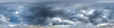 Gökyüzü ve güzel akşam kümülüs bulutları. Gökyüzü kubbesi olarak grafiklerde veya oyun geliştirmede kullanılmak üzere doruk noktasıyla 360 derecelik kusursuz hdri panorama görünümü veya dron görüntüsünü düzenle