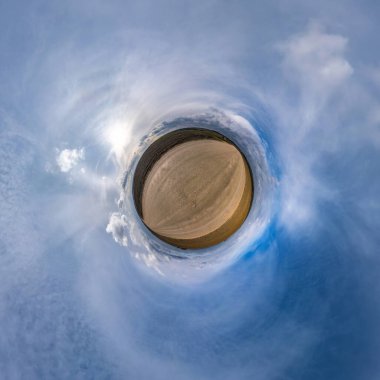Küresel panoramanın 360 derecelik küçük gezegen dönüşümü. Muazzam güzel bulutları olan küresel soyut hava manzarası. Uzayın eğriliği.