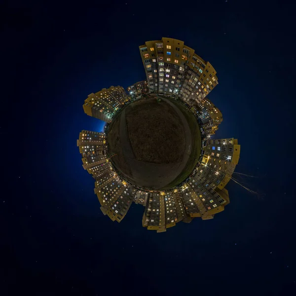 小行星变换的球面全景360度 球面抽象空中夜景多层建筑物 空间的曲率 — 图库照片