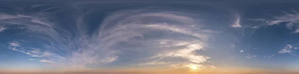 Dunkelblauer Himmel Vor Sonnenuntergang Mit Wunderschönen Wolken Nahtlose Hdri Panorama — Stockfoto