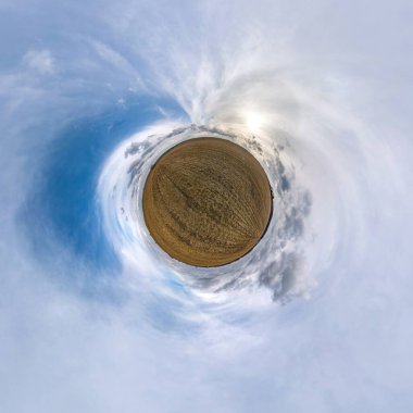 Küresel panoramanın 360 derecelik küçük gezegen dönüşümü. Muazzam güzel bulutları olan küresel soyut hava manzarası. Uzayın eğriliği.