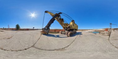Tam dikişsiz küresel hdri panorama 360 derece açıyla güneşli bir günde terk edilmiş koca bir maden kazıcısının yanında sanal gerçeklik içeriğine hazır.