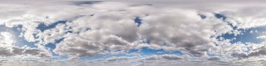 Kusursuz hdri panorama 360 derece açıyla mavi gökyüzünü 3 boyutlu grafiklerde veya oyun geliştirmede kullanılmak üzere güzel tüylü kümülüs bulutlarıyla görüntüle veya drone çekimini düzenle
