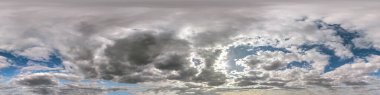 Kusursuz hdri panorama 360 derece açıyla mavi gökyüzünü 3 boyutlu grafiklerde veya oyun geliştirmede kullanılmak üzere güzel tüylü kümülüs bulutlarıyla görüntüle veya drone çekimini düzenle