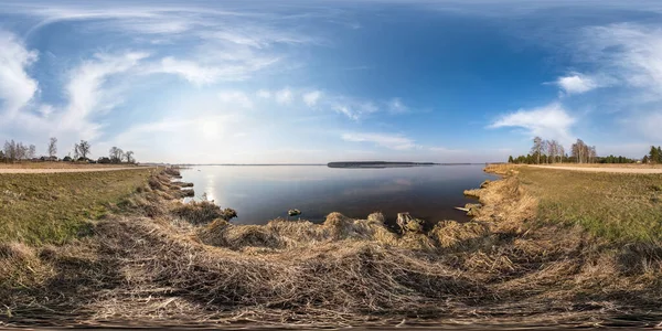 Ar仮想現実コンテンツの準備ができて 等角投影で素晴らしい雲と春の日に巨大な川や湖の海岸に完全なシームレスな球状のHdriパノラマ360度の角度ビュー — ストック写真