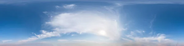 无缝洞全景360度角蓝天与美丽的蓬松积云与天顶用于3D图形或游戏开发如天空穹顶或编辑无人机拍摄 — 图库照片