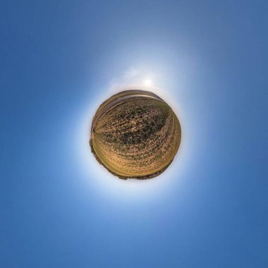 Küresel panoramanın 360 derecelik küçük gezegen dönüşümü. Muazzam güzel bulutları olan küresel soyut hava manzarası. Uzayın eğriliği.
