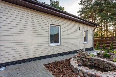 gün batımında bir çam ormanında modern eko ülke evi