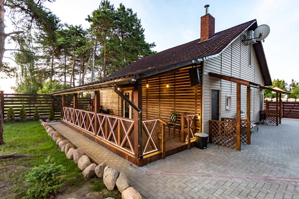 Moderna Casa Campo Ecológica Bosque Pinos Atardecer — Foto de Stock