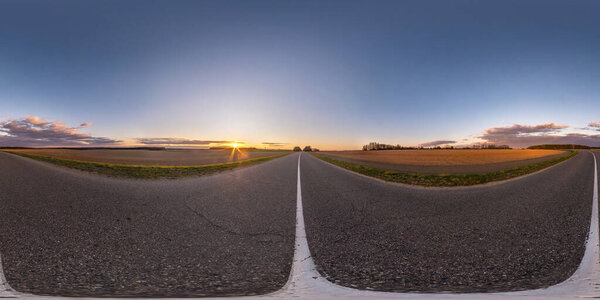 Полная сферическая бесшовная гидропанорама под углом 360 градусов на асфальтированной дороге между полями вечером перед закатом с чистым небом. 360 панорама в равноугольной проекции, содержание VR AR
