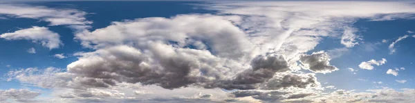 3Dグラフィックスやゲーム開発でスカイドームや編集ドローンショットとして使用するための天頂と地面なしの美しい夜のふわふわの積雲と青い空のシームレスなHdriパノラマ360度の角度ビュー — ストック写真