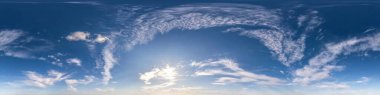 Pürüzsüz hdri panorama 360 derece açıyla mavi gökyüzünü güzel pofuduk kümülüs bulutları ile zemin olmadan 3 boyutlu grafiklerde veya oyun geliştirmede gökyüzü kubbesi olarak kullanılabilir veya insansız hava aracı görüntüsü düzenlenebilir