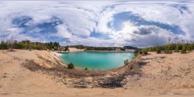 Tam pürüzsüz küresel hdri panorama 360 derece açıyla Kum çıkarmak için dev yeşil gölün kireç taşı sahili eski madencilik güzel bulutlar eşdörtgen projeksiyon, VR içeriği