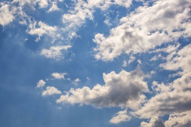 Mavi gökyüzü arkaplanı fırtınadan önce çizgili büyük sirrus çizgili bulut. 