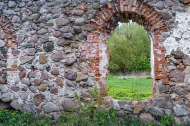 Eski bir duvarın yüzeyi, yıkık dökük bir binanın büyük taşları.