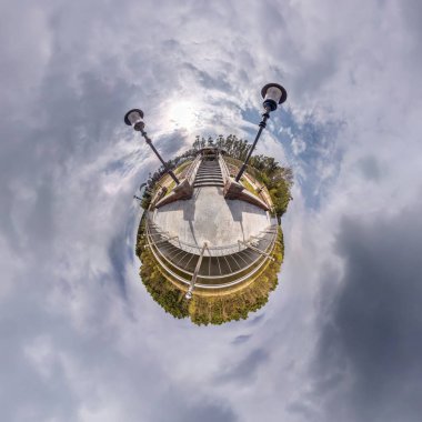Küresel panoramanın 360 derecelik küçük gezegen dönüşümü. Muazzam güzel bulutları olan küresel soyut hava manzarası. Uzayın eğriliği.