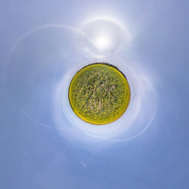 Küresel panoramanın 360 derecelik küçük gezegen dönüşümü. Muazzam güzel bulutları olan küresel soyut hava manzarası. Uzayın eğriliği.