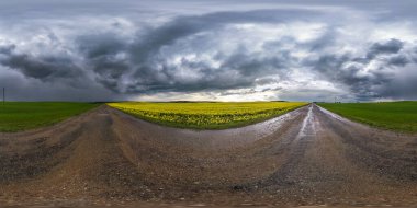 Tam küresel dikişsiz hdri panorama Islak üzerinde 360 derece açılı manzara Kolza tohumu kanola alanları yakınında trafik asfalt yol eşit dikdörtgen projeksiyonlu kara gökyüzü, VR AR içeriği