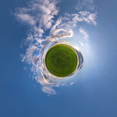 Küresel panoramanın 360 derecelik küçük gezegen dönüşümü. Muazzam güzel bulutları olan küresel soyut hava manzarası. Uzayın eğriliği.