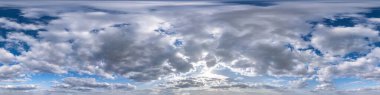 Kusursuz hdri panorama 360 derece açıyla mavi bulutlu gökyüzünü 3D grafiklerde veya oyun geliştirmede kullanmak için zemin olmayan tüylü kümülüs bulutları ile gökyüzü kubbesi olarak veya drone çekimini düzenle
