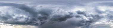 Fırtınadan önce güzel kara bulutları olan mavi gökyüzü. 3D grafiklerde ya da oyun geliştirmede gökyüzü kubbesi olarak kullanılmak ya da insansız hava aracı görüntüsünü düzenlemek için 360 derecelik kusursuz hdri panorama görünümü ile doruk noktası