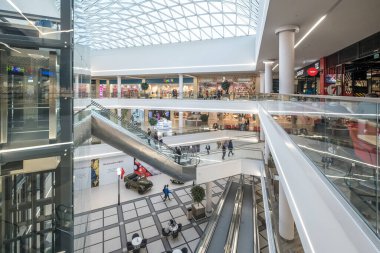 MINSK, BELARUS - Mayıs 2020: büyük boş alışveriş merkezi. Sosyal uzaklık ve karantina