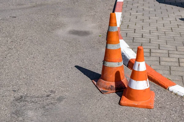 Cone Perigo Tráfego Laranja Branco Reparação Estradas Asfalto — Fotografia de Stock
