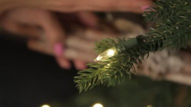 Noel havası. ağacın altında hediyeler