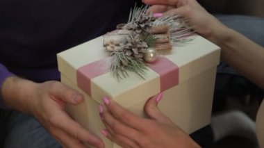 Noel havası. ağacın altında hediyeler