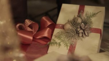 Noel havası. ağacın altında hediyeler