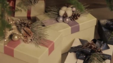 Noel havası. ağacın altında hediyeler