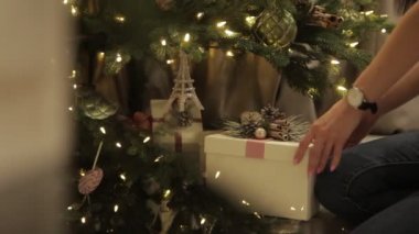 Noel havası. ağacın altında hediyeler