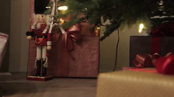 Kerstsfeer Cadeaus Onder Boom — Stockvideo