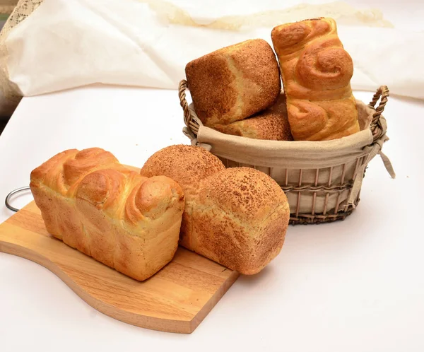 Brot auf dem Tisch — Stockfoto