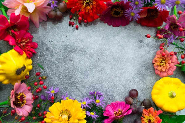 Herfst bloemen frame, plaats voor tekst. Bovenaanzicht — Stockfoto