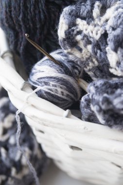 Hasır sepet sıcak battaniye ve örgü içinde bu