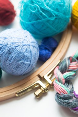 Renk Tambur ile örgü iplik. Yakın çekim 