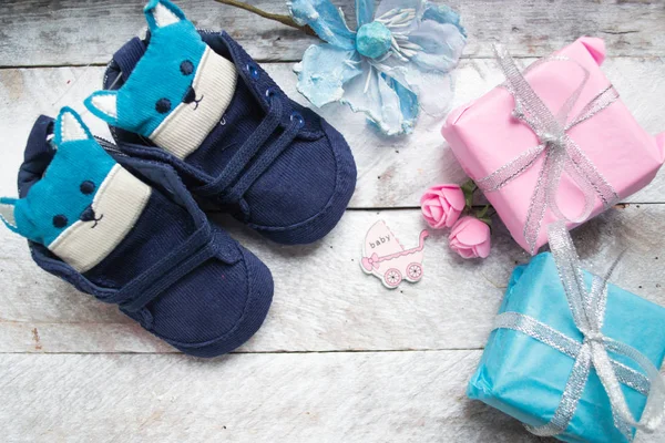 Παπούτσια για κορίτσια μωρό σε ένα ξύλο — Φωτογραφία Αρχείου