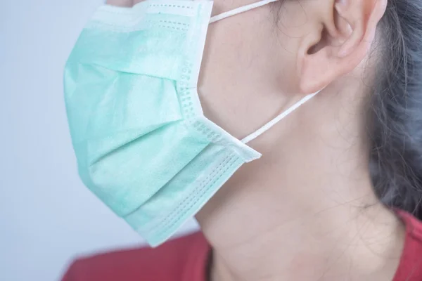 Wanita Closeup Mengenakan Topeng Pelindung Kebersihan Untuk Melindungi Topeng Wajah — Stok Foto