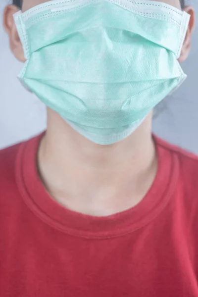 Covid19を守るため衛生保護マスクを身に着けている閉鎖女性ウイルス感染症の広がりから守るマスクを身に着けている女性のコロナウイルス危機の顔を保護するためのウイルスフェイスマスク ロイヤリティフリーのストック画像
