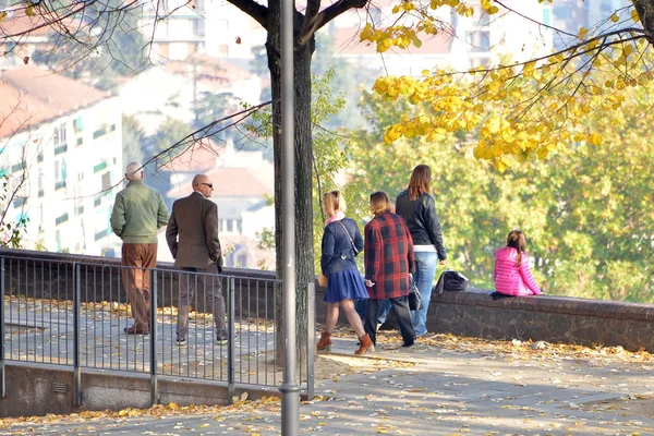 Persone che passeggiano e si rilassano in un parco — Photo