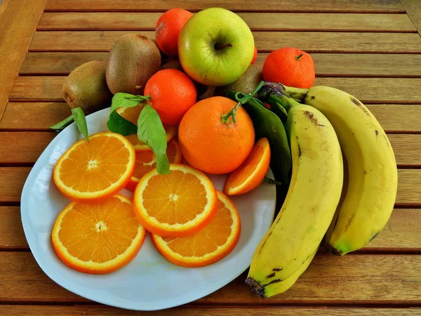 Naranja cortada en rodajas — Foto de Stock